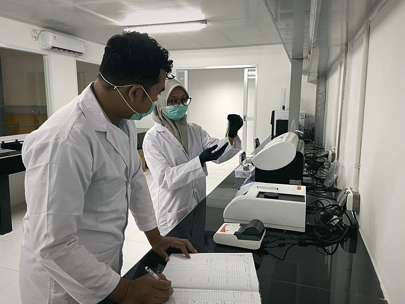 Tim lab meninjau hasil analisis