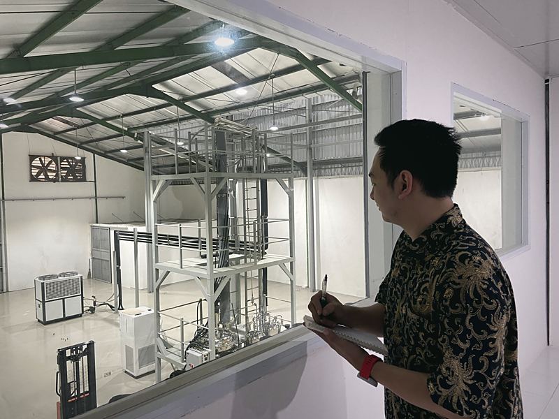 Menara distilasi dilihat dari ruang kontrol